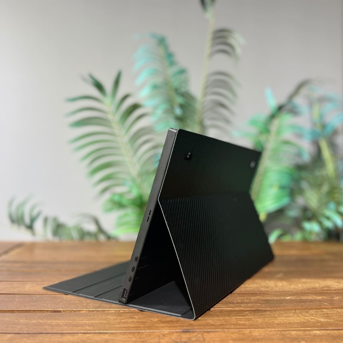 B-Touch Pro, 15.6", UltraHD, Touchscreen